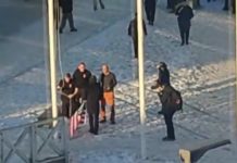 Γροιλανδία: Άνδρας προσπάθησε να υψώσει σημαία των ΗΠΑ έξω από πολιτιστικό κέντρο στο Νουούκ – Βίντεο