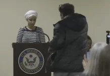 Άνδρας ψέκασε με άγνωστη ουσία τη βουλευτή των Δημοκρατικών Ιλχάν Ομάρ – Μιλούσε σε οπαδούς της στη Μινεάπολη