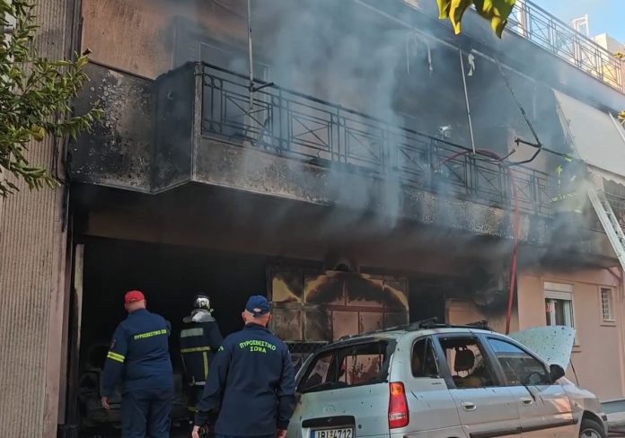 Μεγάλη φωτιά σε κατοικία στο Ίλιον – Kάηκαν και δύο οχήματα