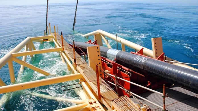 Το καλώδιο Ελλάδας – Κύπρου δια της τεθλασμένης στο προσκήνιο: Τι έλεγε για την ηλεκτρική διασύνδεση ο Γιώργος Χρυσοχός, που εμφανίζεται στο βίντεο για τις μίζες