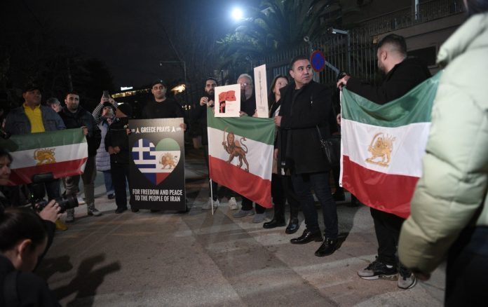 Σε εξέλιξη διαδήλωση έξω από την πρεσβεία του Ιράν στην Αθήνα