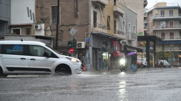 Κακοκαιρία: Νέα προειδοποίηση Μαρουσάκη για καταιγίδες στην Αττική – Πού απαιτείται προσοχή τις επόμενες ώρες (Live χάρτης)