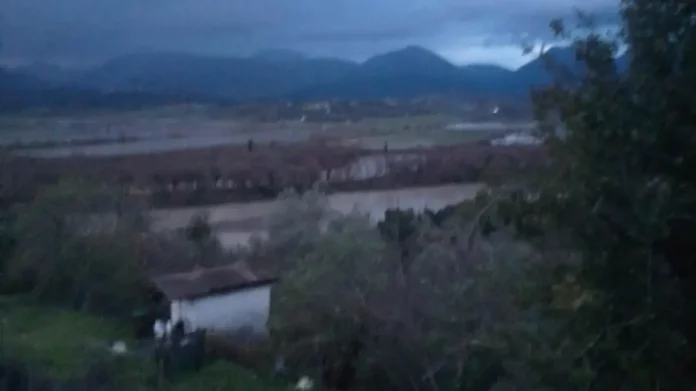 Έκλεισε ο δρόμος Ηγουμενίτσας – Φιλιατών λόγω υπερχείλισης του Καλαμά, μέσω Παραποτάμου η κυκλοφορία, βίντεο