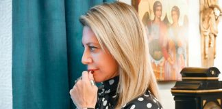 Η Καρυστιανού, τα εικονίσματα και η… κριτική από τη ΝΔ