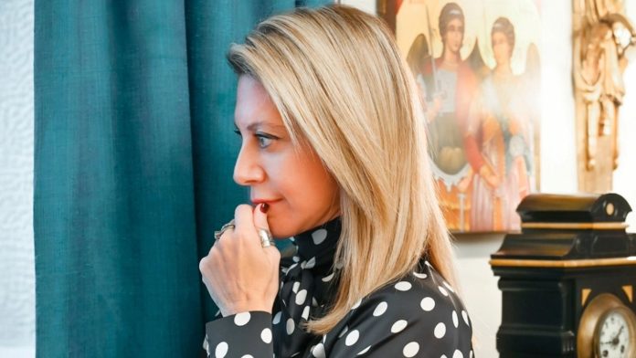 Η Καρυστιανού, τα εικονίσματα και η… κριτική από τη ΝΔ