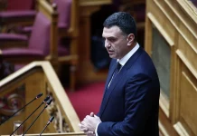 Κικίλιας: Η Βουλή θα “υιοθετήσει” το ανήλικο παιδί του 53χρονου λιμενικού που έχασε την ζωή του εν ώρα καθήκοντος