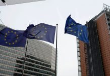 Politico: Η Κομισιόν απέλυσε κορυφαίο αξιωματούχο που φέρεται να λάμβανε «δώρα» από το Κατάρ