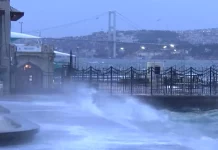 Κωνσταντινούπολη: Σφοδρή καταιγίδα με ισχυρούς ανέμους και βροχές, διακόπηκαν οι ακτοπλοϊκές συγκοινωνίες