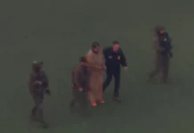 Νικολάς Μαδούρο: Με χειροπέδες και στολή φυλακισμένου μεταφέρεται στο δικαστήριο – (VIDEO)