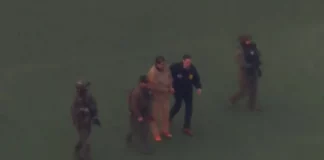 Νικολάς Μαδούρο: Με χειροπέδες και στολή φυλακισμένου μεταφέρεται στο δικαστήριο – (VIDEO)