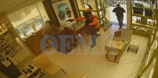 Το βίντεο της ληστείας σε κοσμηματοπωλείο της Χαλκιδικής: Δείτε πώς έδρασαν οι «Σέρβοι Ροζ Πάνθηρες», άρπαξαν κοσμήματα 580.000 ευρώ