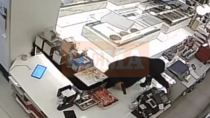 Ένοπλη ληστεία σε ζαχαροπλαστείο στη Νίκαια, άρπαξε το ταμείο και έφυγε με το όπλο στο χέρι