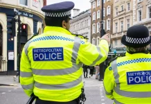 Διαδήλωση έξω από πρώην στρατόπεδο στην Αγγλία όπου θα φιλοξενηθούν αιτούντες άσυλο