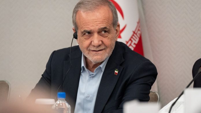 Πεζεσκιάν: «Ισραήλ και ΗΠΑ πίσω από τις διαδηλώσεις» – «Υποκινούν ταραχοποιούς για να φέρουν αστάθεια στο Ιράν»