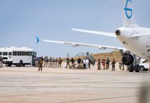 Ξαναρχίζουν οι πτήσεις μεταφοράς στην Κολομβία μεταναστών απελαθέντων από τις ΗΠΑ πριν τη συνάντηση Τραμπ-Πέτρο