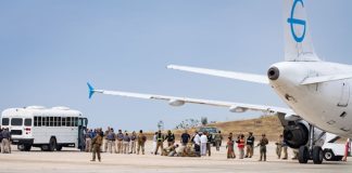 Ξαναρχίζουν οι πτήσεις μεταφοράς στην Κολομβία μεταναστών απελαθέντων από τις ΗΠΑ πριν τη συνάντηση Τραμπ-Πέτρο