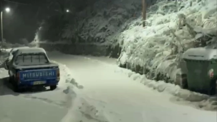 Σε εξέλιξη το κύμα κακοκαιρίας: Στα λευκά έχει ντυθεί το Καρπενήσι και η Λίμνη Πλαστήρα, δείτε βίντεο