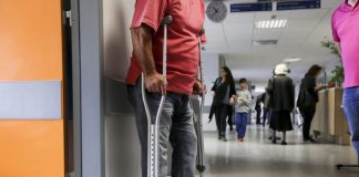 Η δημόσια υγεία νοσεί: «Το ΕΣΥ χρειάζεται επιπλέον χρηματοδότηση όσο δύο Belharra τον χρόνο για να συνέλθει»