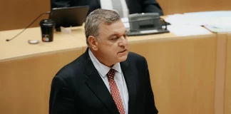 Κύπριος βουλευτής καταγγέλθηκε για ξυλοδαρμό της συντρόφου του ενώ έκαναν διακοπές στην Αθήνα και τέθηκε εκτός ψηφοδελτίου