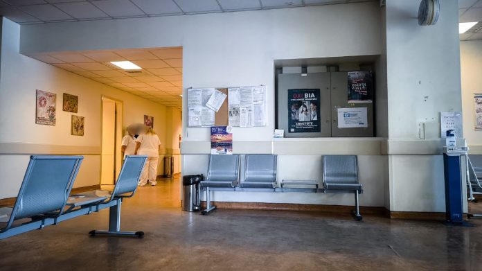 ΕΙΝΑΠ: Δραματική έλλειψη προσωπικού στα Επείγοντα του Νοσοκομείου «Άγιοι Ανάργυροι» – Ορθοπεδικοί εξετάζουν… καρδιοπαθείς