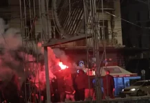 Πορεία οπαδών του ΠΑΟΚ στην Ομόνοια με καπνογόνα και πανό «Αθάνατοι»