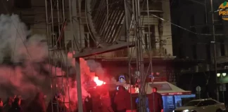 Πορεία οπαδών του ΠΑΟΚ στην Ομόνοια με καπνογόνα και πανό «Αθάνατοι»