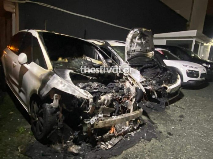 Θεσσαλονίκη: Φωτιά σε μάντρα με μεταχειρισμένα οχήματα – Φθορές σε δύο ΙΧ