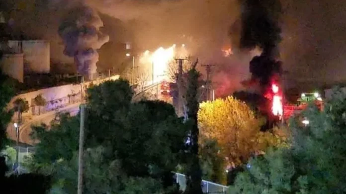 Υπό μερικό έλεγχο η φωτιά στο Πέραμα: Πιθανόν να προκλήθηκε από διαρροή καυσίμων – 112 και έκκληση να παραμείνουν στα σπίτια τους οι πολίτες