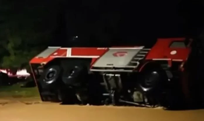 Βάρη: Πυροσβεστικό όχημα “τούμπαρε” λόγω της ισχυρής βροχόπτωσης