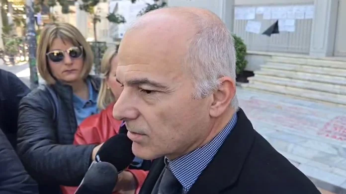 «Δεν θα σχολιάσω αν με ενοχλεί η στάση της Καρυστιανού, θα κριθεί από τους πολίτες» λέει ο Αντώνης Ψαρόπουλος