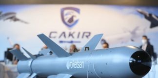 H Τουρκία επιδεικνύει τον πύραυλο ÇAKIR