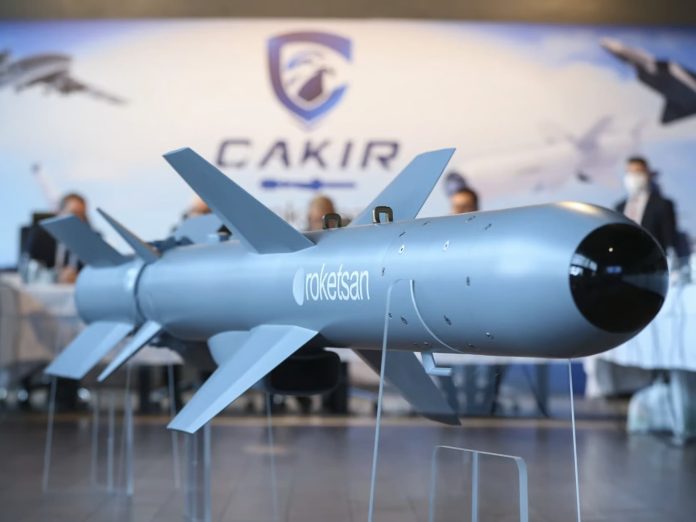 H Τουρκία επιδεικνύει τον πύραυλο ÇAKIR