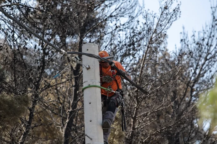 Δράμα: Εναερίτης έχασε τη ζωή του πάνω στην κολόνα του ΔΕΔΔΗΕ