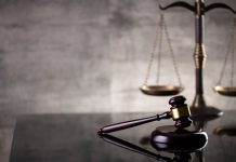 Παίζοντας με τους θεσμούς