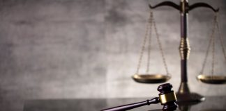 Παίζοντας με τους θεσμούς