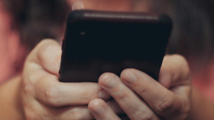 Από τη διαδικτυακή παρενόχληση στα deepfakes: Έξαρση της διαδικτυακής βίας κατά των γυναικών