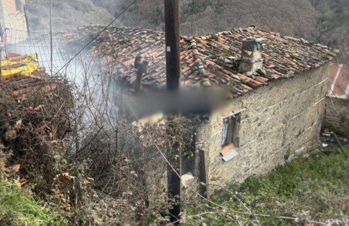 Φθιώτιδα: Ξέσπασε φωτιά σπίτι του και τον έσωσαν οι συγχωριανοί του