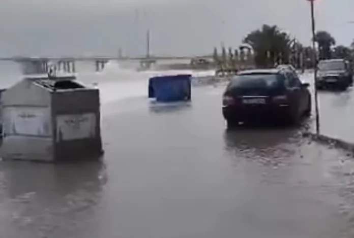 Άρχισε η επέλαση της κακοκαιρίας στην Αχαΐα: Χαλάζι στην Πάτρα, η θάλασσα βγήκε στη στεριά στο Ρίο λόγω των ισχυρών ανέμων