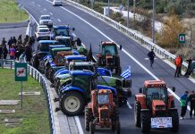 Μπλόκα αγροτών: Άρχισαν οι αποκλεισμοί, τρακτέρ και φωτιές στα Τέμπη, έκλεισαν και τα Μάλγαρα – Μαρινάκης: Δεν υπάρχει περιθώριο για επιπλέον μέτρα (Video)