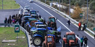 Μπλόκα αγροτών: Άρχισαν οι αποκλεισμοί, τρακτέρ και φωτιές στα Τέμπη, έκλεισαν και τα Μάλγαρα – Μαρινάκης: Δεν υπάρχει περιθώριο για επιπλέον μέτρα (Video)