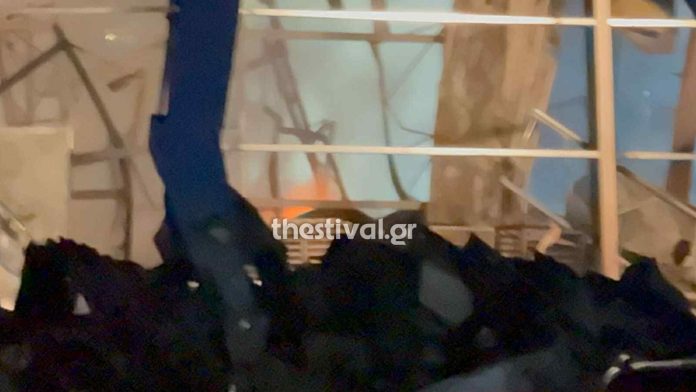 Ολονύχτια μάχη με τις φλόγες στο εργοστάσιο της “Βιολάντα” – Παρέμβαση αντιεξουσιαστών στο κέντρο των Τρικάλων