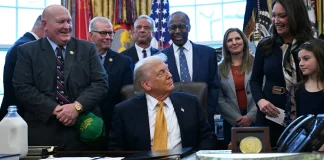 Δεν θα γίνουν απαγχονισμοί σήμερα ή αύριο, λέει το Ιράν: Ο Τραμπ αφήνει τη στρατιωτική επιλογή στο τραπέζι