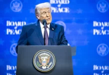 Ξανά με μελανιά στο χέρι ο Τραμπ στο Νταβός: «Χτύπησα σε τραπέζι» απάντησε στους δημοσιογράφους, τι είπε για την ασπιρίνη