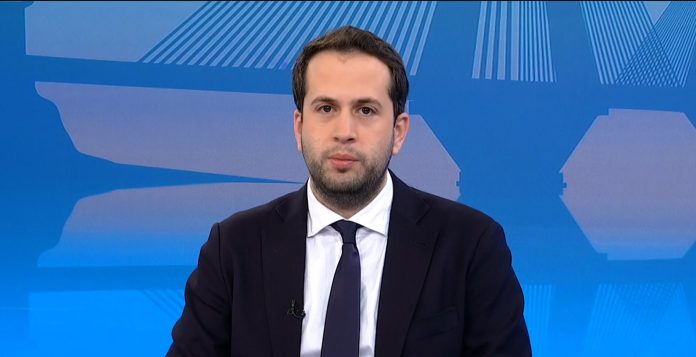 Δημοσιογράφος ξεφτιλίζει on air τον εκπρόσωπο τύπου του υπουργείου Οικονομικών: «Μας παρουσιάζεις την Ελλάδα σαν παράδεισο» – (VIDEO)