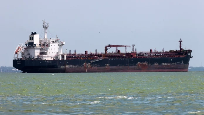 Οι ΗΠΑ αναστέλλουν υπό όρους τις κυρώσεις στο πετρέλαιο της Βενεζουέλας