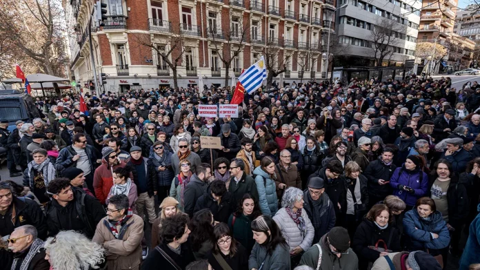 Μαζική συγκέντρωση διαμαρτυρίας έξω από την αμερικανική πρεσβεία στη Μαδρίτη για τη σύλληψη Μαδούρο, βίντεο και φωτογραφίες
