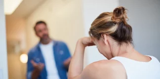 Κύπριοι πήραν διαζύγιο και πήγαν στο δικαστήριο να τους μοιράσει το… μαύρο χρήμα, τώρα κινδυνεύουν με φυλάκιση