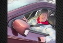 Νέο βίντεο από τη Μινεάπολη: «Δεν πειράζει, φίλε, δεν σου έχω θυμώσει» λέει σε πράκτορα της ICE η 37χρονη πριν την πυροβολήσουν