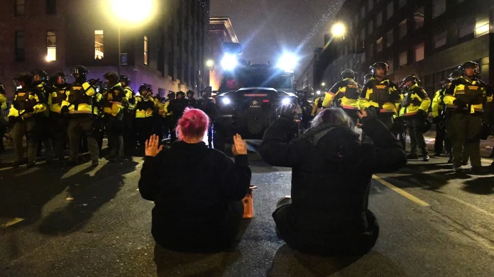 ΗΠΑ: Συλλήψεις 29 ατόμων σε διαδήλωση στη Μινεάπολη για το θανάσιμο πυροβολισμό της 37χρονης από πράκτορα της ICE