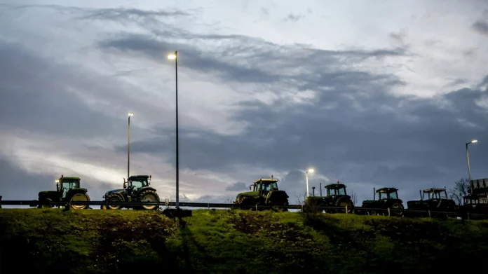 Τετραήμερο αποκλεισμό της ΕΟ Αθηνών – Λαμίας αποφάσισαν οι αγρότες στο Κάστρο – Αποκλεισμοί και στην Εγνατία οδό